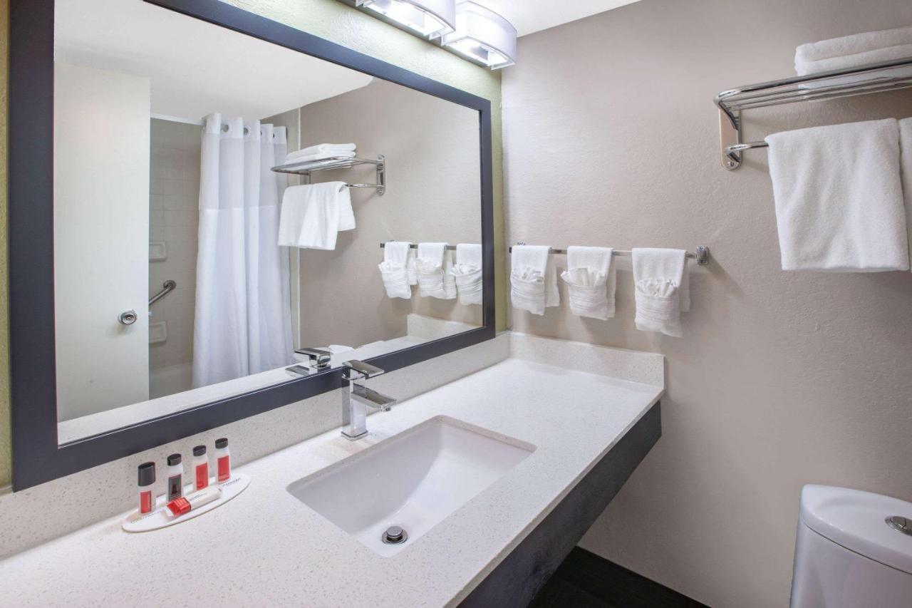 Baymont By Wyndham Grand Rapids Near Downtown Hotel Wyoming Bagian luar foto
